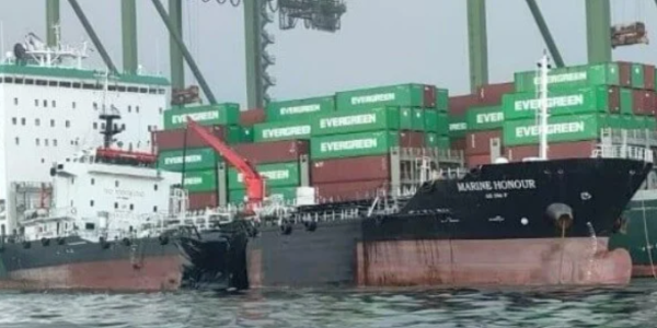 新加坡港口两船相撞致燃油泄漏