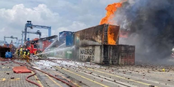 马来西亚集装箱港口突发大火，14个海运集装箱被烧毁